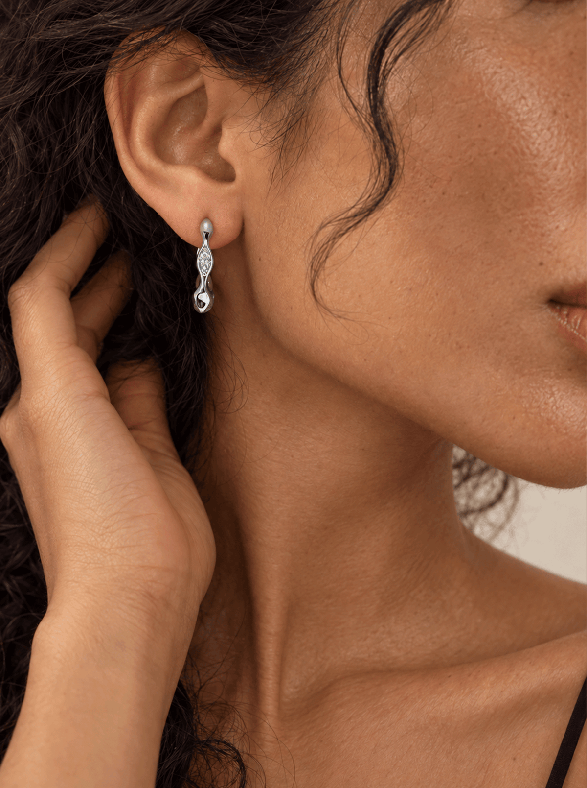 TIDE DIAMOND RIPPLE HOOP EARRINGS