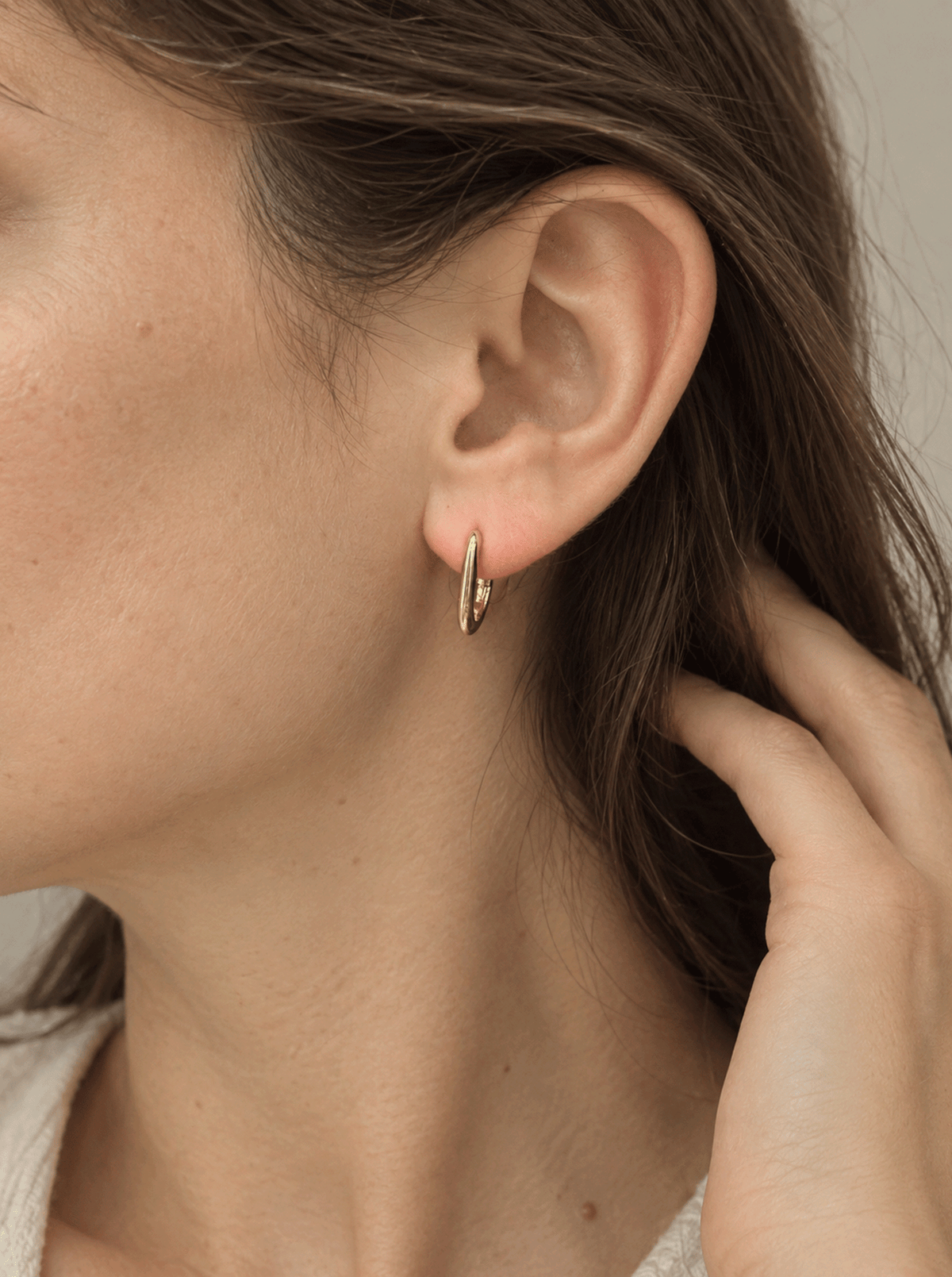 SQUARE MEDIUM HUGGIE HOOPS