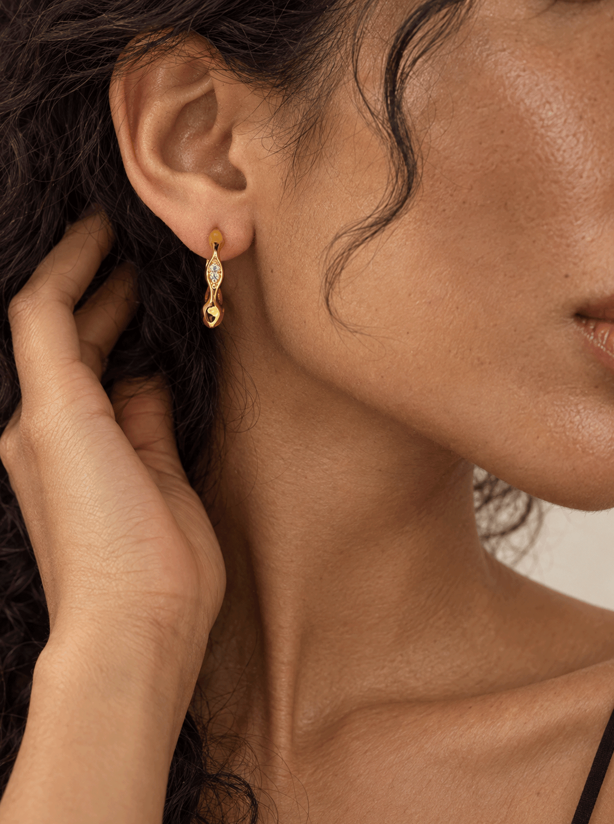 TIDE DIAMOND RIPPLE HOOP EARRINGS